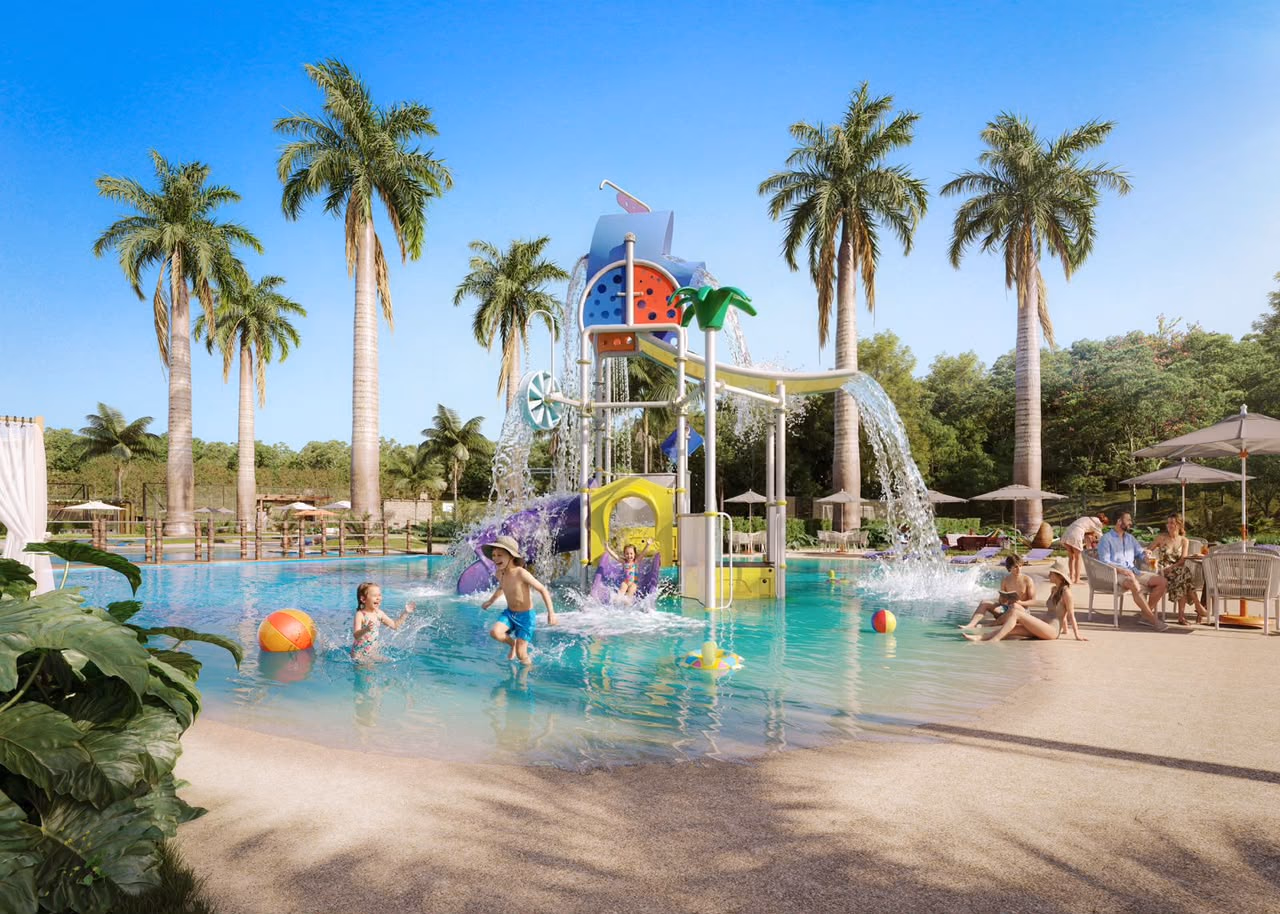 Complexo aquático com brinquedos e piscina com clima de praia