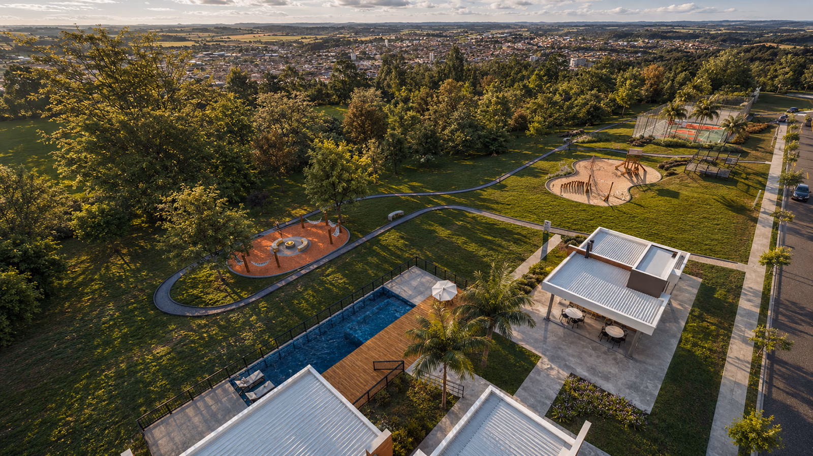 Vista aérea do lazer com piscina, quiosques, espaço luau e vista para Avaré