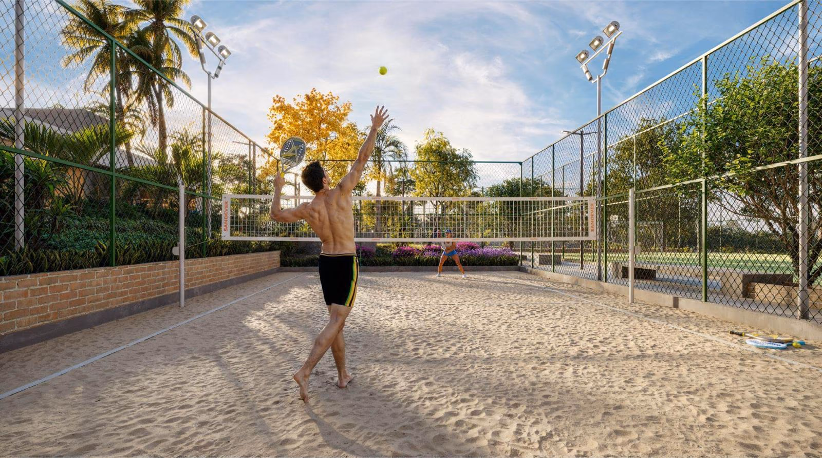 Quadra de areia com jogo de beach tennis